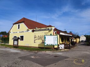 Pronájem zavedené restaurace s vybavenou kuchyní, terasou, pergolou a parčíkem  v Domaníně u Třeboně